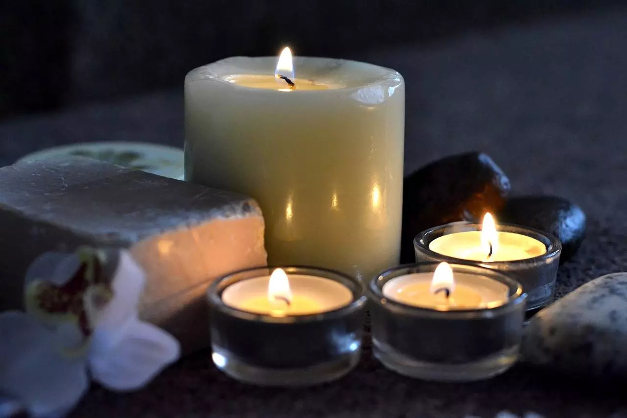 Μασάζ κεριά: συνταγές και τη σύνθεση. Πώς να φτιάξετε το δικό χέρια και τη χρήση σας; Shunga και άλλους κατασκευαστές, αρωματικά κεριά από κερί 8838_3