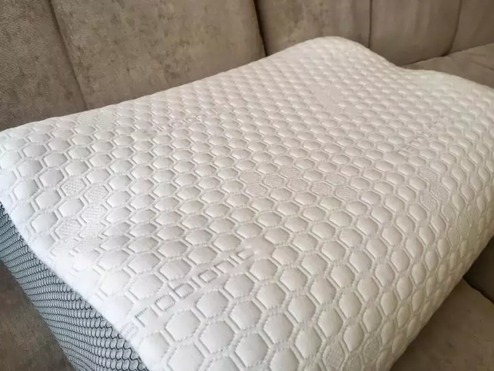 Įvertinimo pagalvės miegoti: Kas geriau pagal atsiliepimus? Geriausi gamintojai. Kaip pasirinkti patogiausią pagalvę? 8844_29