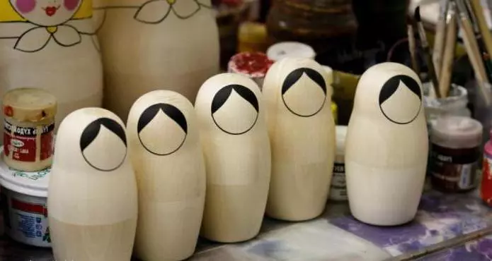 Semenov Matryoshka (24 ፎቶዎች): ቀለም ኤለመንቶች እና ስትነሳ ታሪክ, ስለ መጫወቻ ፋብሪካ ውስጥ ባህሪያት 8872_16