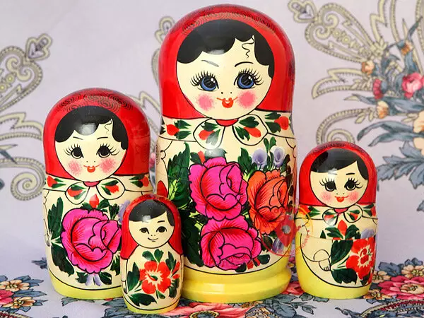 Semenov matryoshka (24 foto): elemen lukisan dan sejarah munculnya, fitur mainan pabrik 8872_19