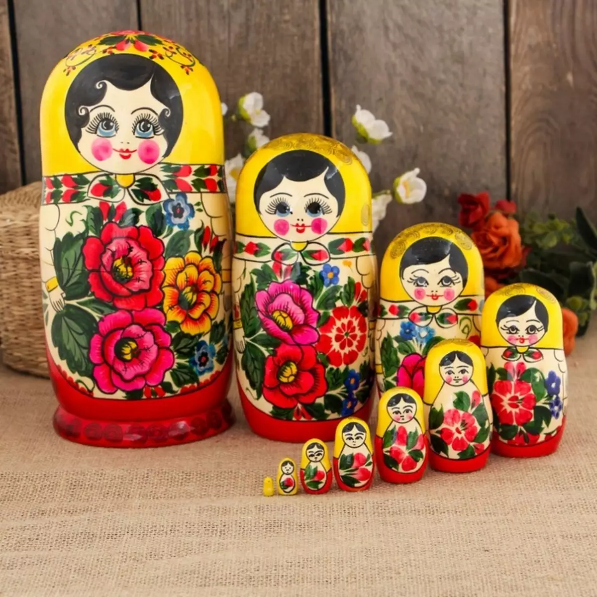 Semenov Matryoshka (24 Ritratti): Elementi tal-pittura u l-istorja tal-emerġenza, karatteristiċi tal-fabbrika tal-ġugarelli 8872_2