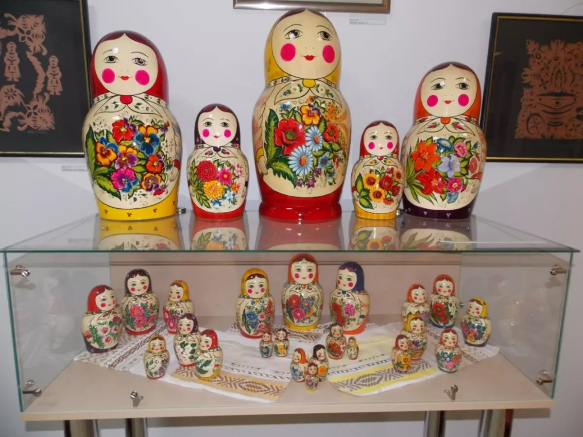 Semenov Matryoshka (24 photos): Abubuwa da zanen da tarihi na fitowan, siffofi na wasan yara factory 8872_21