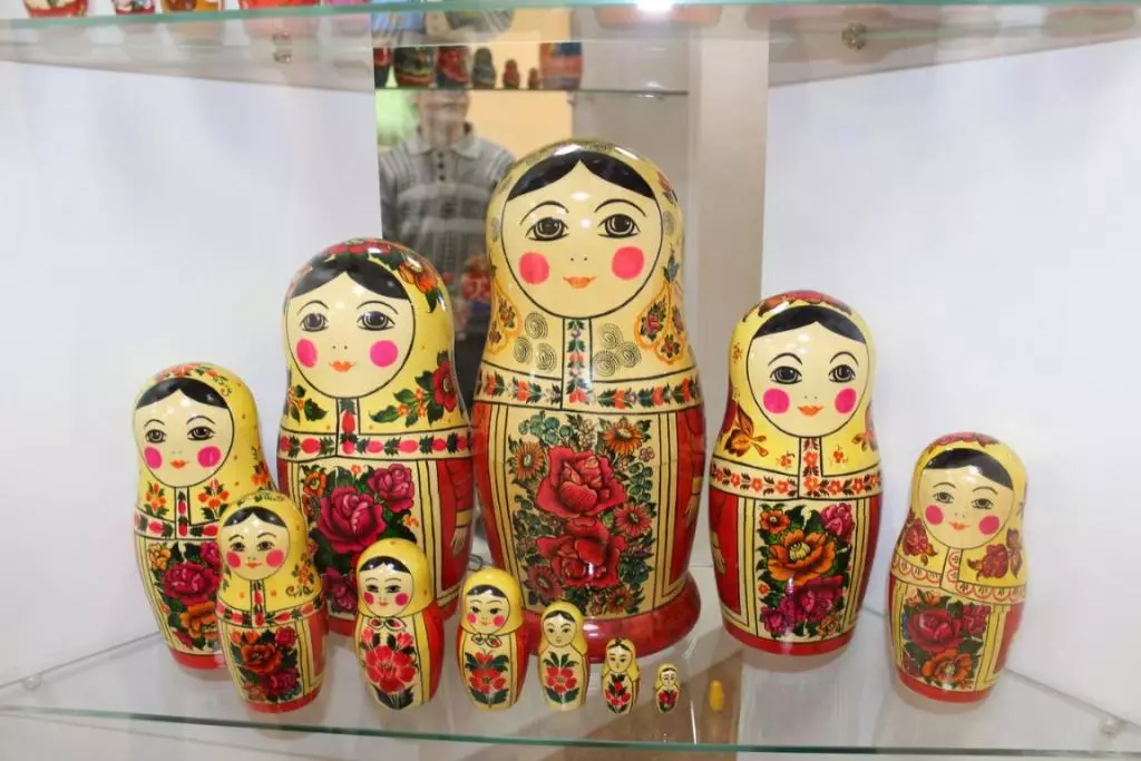 Semenov Matryoshka (24 photos): Abubuwa da zanen da tarihi na fitowan, siffofi na wasan yara factory 8872_22