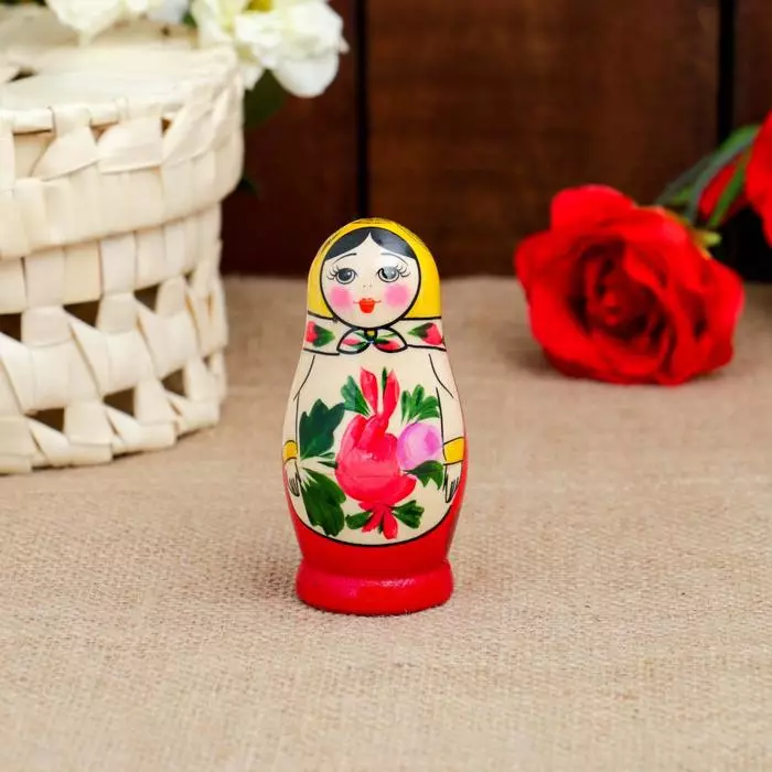 Semenov Matryoshka (24 photos): Elements of painting and the history of the emergence, features of the toy factory 8872_9