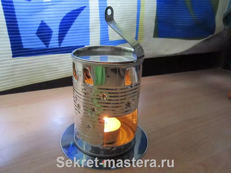 Aroma-lamp met uw eigen handen (26 foto's): hoe u het voor essentiële oliën thuis van de primaire middelen kunt maken? Haar creatie van een huis uit klei en van blikjes 8875_8
