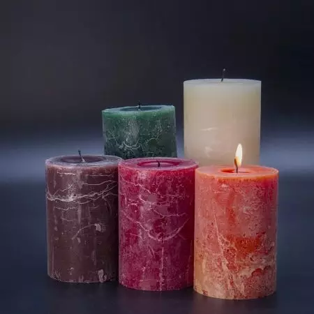 Arome pentru lumânări: Uleiuri naturale aromatice și alte tipuri. Ce mai bine să utilizați pentru fabricarea aromazelor? 8886_2