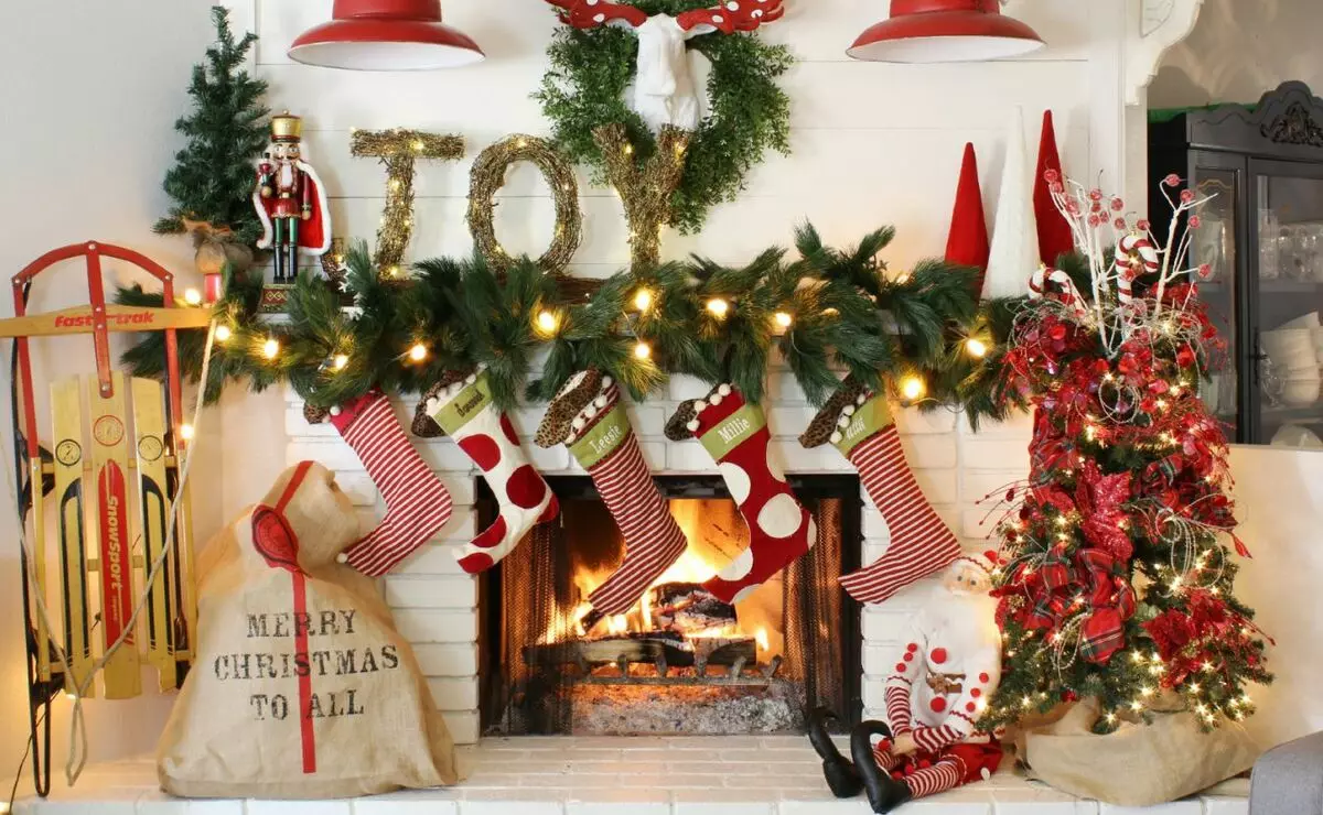 How to decorate a fireplace? Registration with your own hands of decorative fireplaces from boxes and others. Decor with christmas decorations from fir branches and other ideas 8902_59