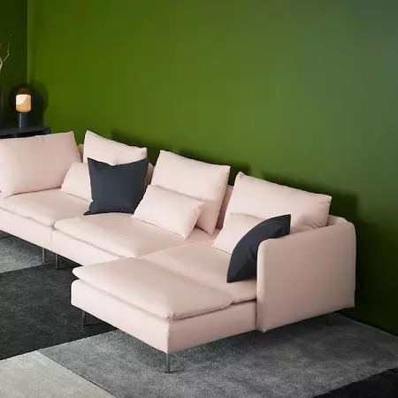 Ikea SoFas (50 surat): Burçly sofa düşekleri we sary örtük, aşhanada kiçijik aşhana, goltak we beýleki modellerde stol bilen stoluň üstünde 8911_10