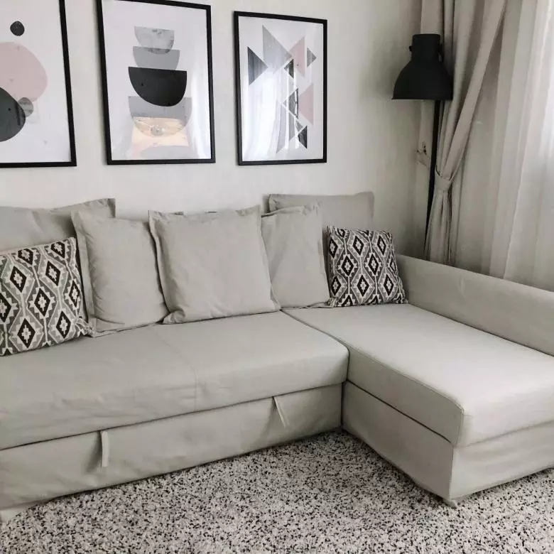 Ikea sofas (50 poto): ranjang sofa sudut sareng tilepan konéng sareng tempat bobo, anu alit ka méja dina armrest sareng modél anu sanés 8911_16