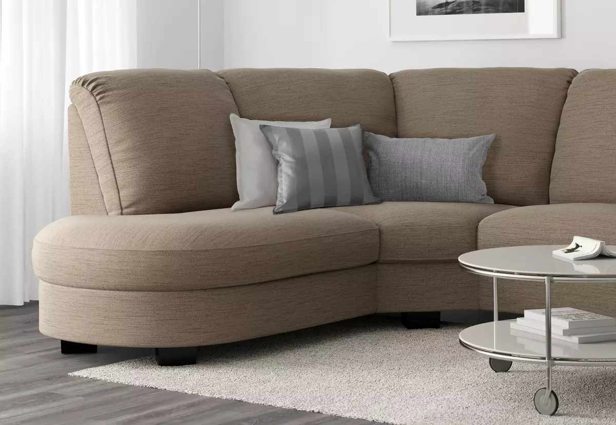 Ikea SoFas (50 surat): Burçly sofa düşekleri we sary örtük, aşhanada kiçijik aşhana, goltak we beýleki modellerde stol bilen stoluň üstünde 8911_18