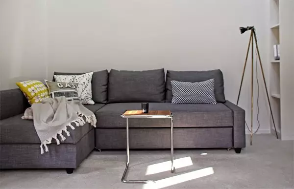 Ikea Sofas (ඡායාරූප 50): කෝණික සෝෆා ඇඳන් සහ නිදා සිටින ස්ථානය, කුස්සියට කුඩා මුළුතැන්ගෙය සහිත කහ නැවතුම ආම්තුන්ගේ සහ වෙනත් මාදිලි වල මේසයක් ඇත 8911_19