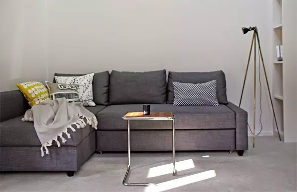 Ikea sofas (50 fotos): camas de sofás angulares e plegados amarelos con lugar de durmir, pequenos á cociña, cunha mesa en brazos e outros modelos 8911_19