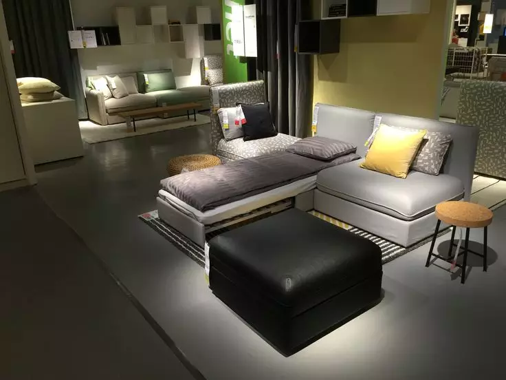 IKEA SOFAS (50 foto): Tempat tidur sofa sudut dan lipat kuning dengan tempat tidur, kecil ke dapur, dengan meja di sandaran tangan dan model lainnya 8911_28