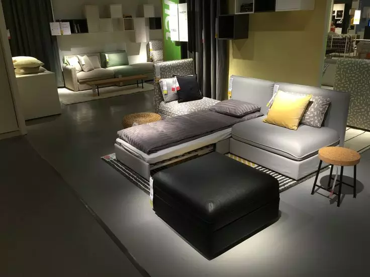 Ikea SoFas (50 surat): Burçly sofa düşekleri we sary örtük, aşhanada kiçijik aşhana, goltak we beýleki modellerde stol bilen stoluň üstünde 8911_28