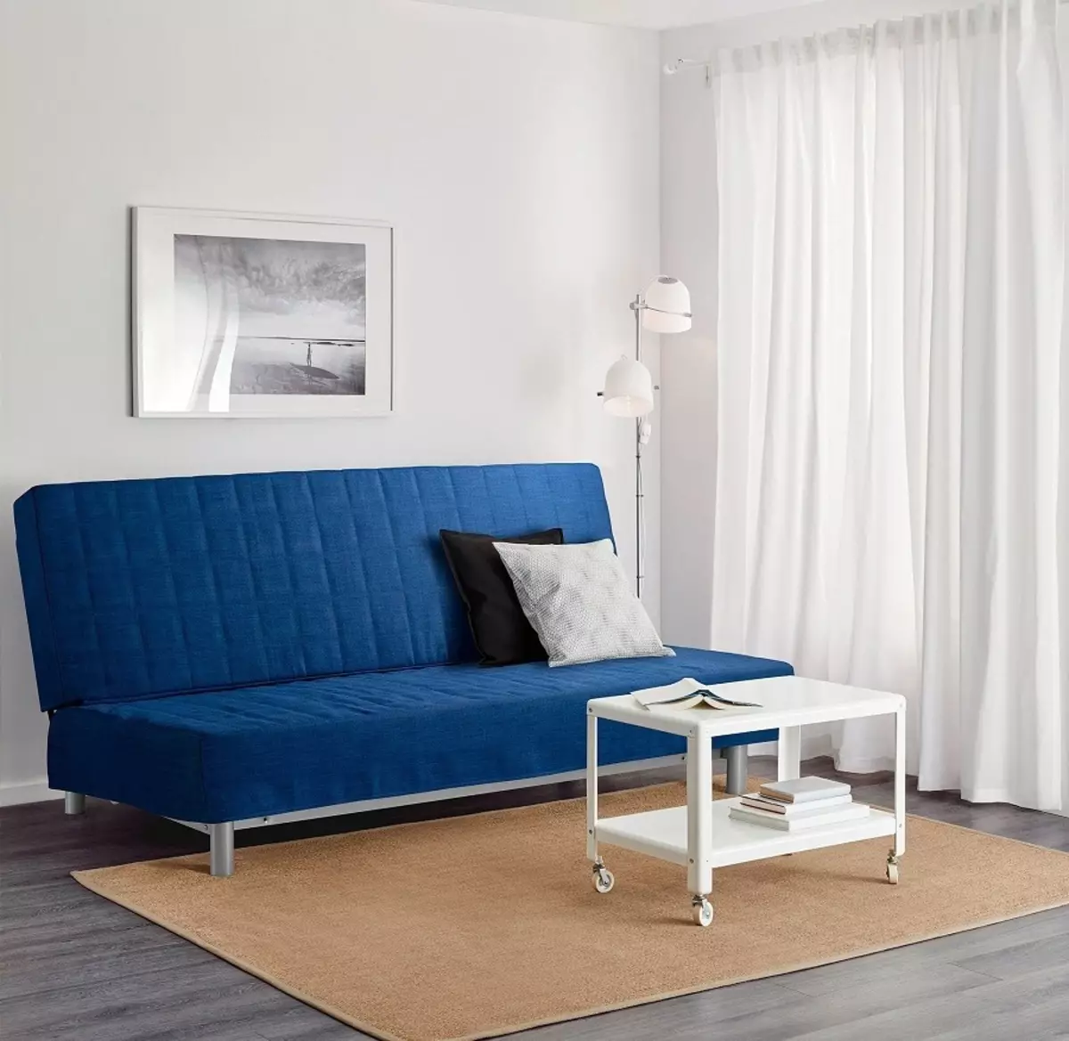 Ikea SoFas (50 surat): Burçly sofa düşekleri we sary örtük, aşhanada kiçijik aşhana, goltak we beýleki modellerde stol bilen stoluň üstünde 8911_43