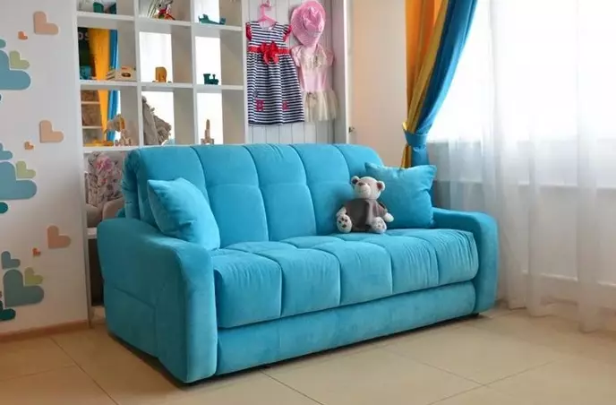 I-Sofas encinci (iifoto ezingama-96): ubungakanani be-mini-sofa, isitayile esincinci esincinci seSobala amagumbi amancinci kunye nezinye iimodeli 8913_9