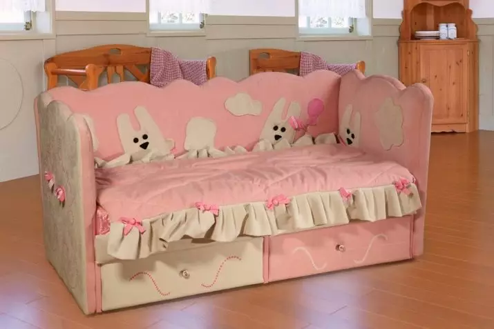 Giường sofa của trẻ em (60 ảnh): Chọn một máy biến áp tùy chọn gấp với lưng mềm mại và ngăn kéo cho bé trai và bé gái từ 5 năm trong một phòng trẻ 8917_10