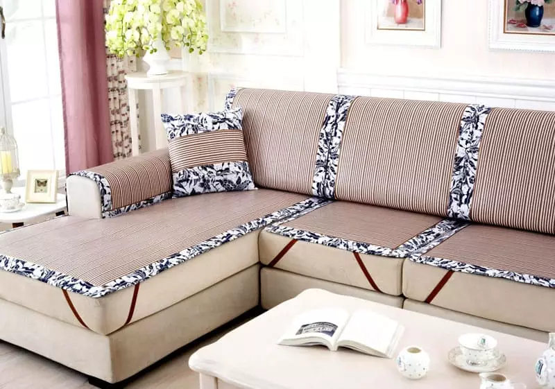 Tapaus nurkkaan sohva (49 valokuvaa): Kuinka käyttää mallia nurkan hyllyllä? Kattaa sohvalle ilman käsinojia ja ulkoneva oikealla tai vasemmalla 8918_14