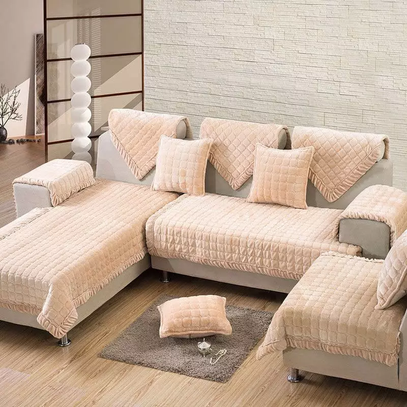 Tapaus nurkkaan sohva (49 valokuvaa): Kuinka käyttää mallia nurkan hyllyllä? Kattaa sohvalle ilman käsinojia ja ulkoneva oikealla tai vasemmalla 8918_15