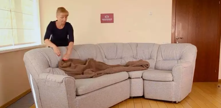 Tapaus nurkkaan sohva (49 valokuvaa): Kuinka käyttää mallia nurkan hyllyllä? Kattaa sohvalle ilman käsinojia ja ulkoneva oikealla tai vasemmalla 8918_44
