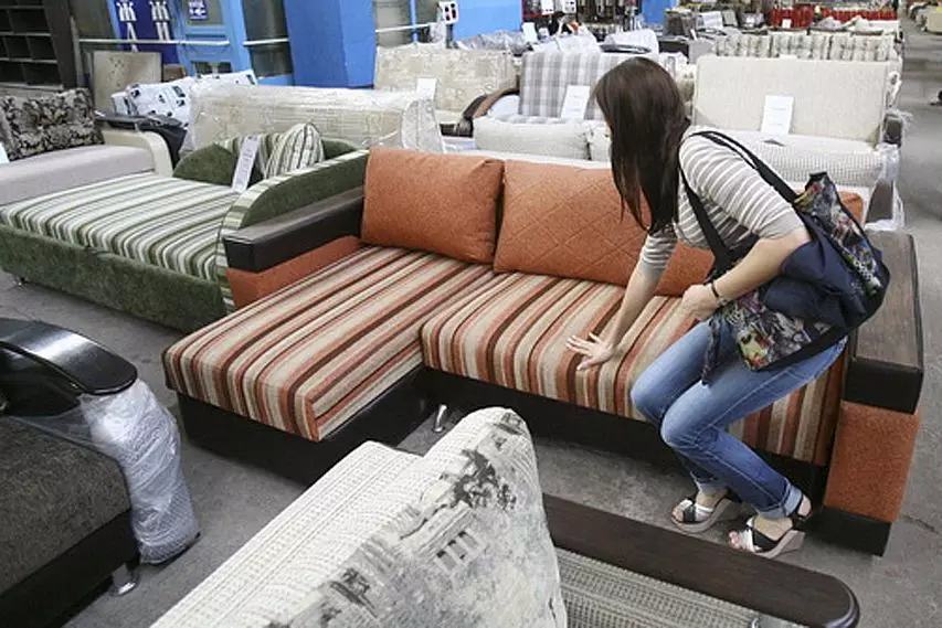 Tapaus nurkkaan sohva (49 valokuvaa): Kuinka käyttää mallia nurkan hyllyllä? Kattaa sohvalle ilman käsinojia ja ulkoneva oikealla tai vasemmalla 8918_49