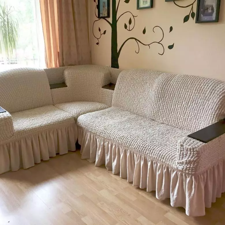Sag på hjørnet sofaen (49 fotos): Hvordan til at bære på modellen med en hylde i hjørnet? Covers til sofaen uden armlæn og med et fremspring på højre eller venstre 8918_5