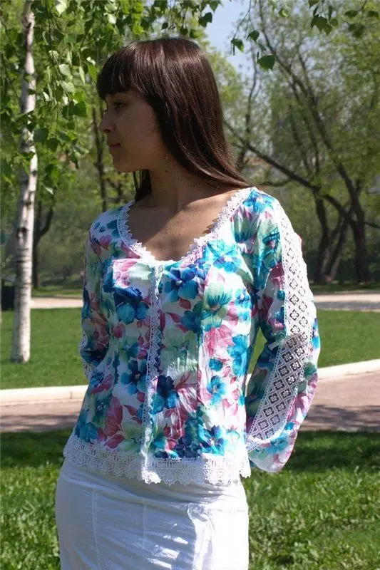 Карункавыя блузкі (66 фота): мадэлі блузы, з карункавымі ўстаўкамі 891_40