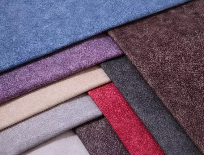 Mga materyales alang sa sofa (36 Mga Litrato): Unsa ang mas maayo nga pagpili alang sa upholstery? Microfiber, Malungtaron, praktikal ug nagsul-ob nga mga panapton nga panapton. Mga kategoriya 8920_20