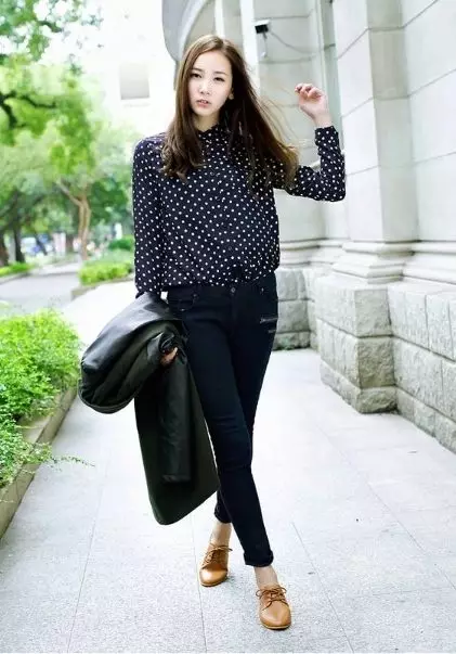 Meetso ea poka dot blouse (lifoto tse 54): Mehlala e metle e apereng lithunthung 892_46