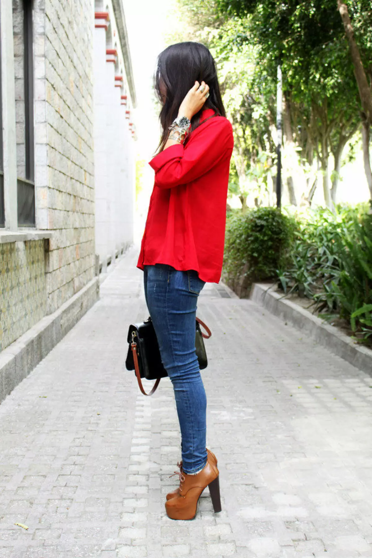 Rode blouse (44 foto's): wat om rode blouse te dragen 893_6