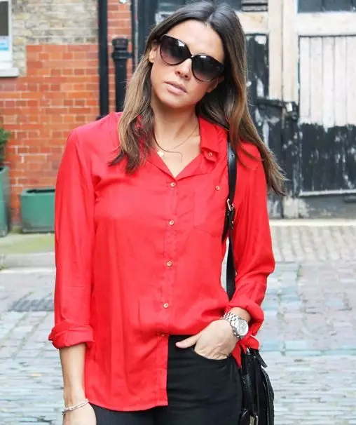 Црвена блуза (44 фотографије): Шта носити црвену блузу 893_9