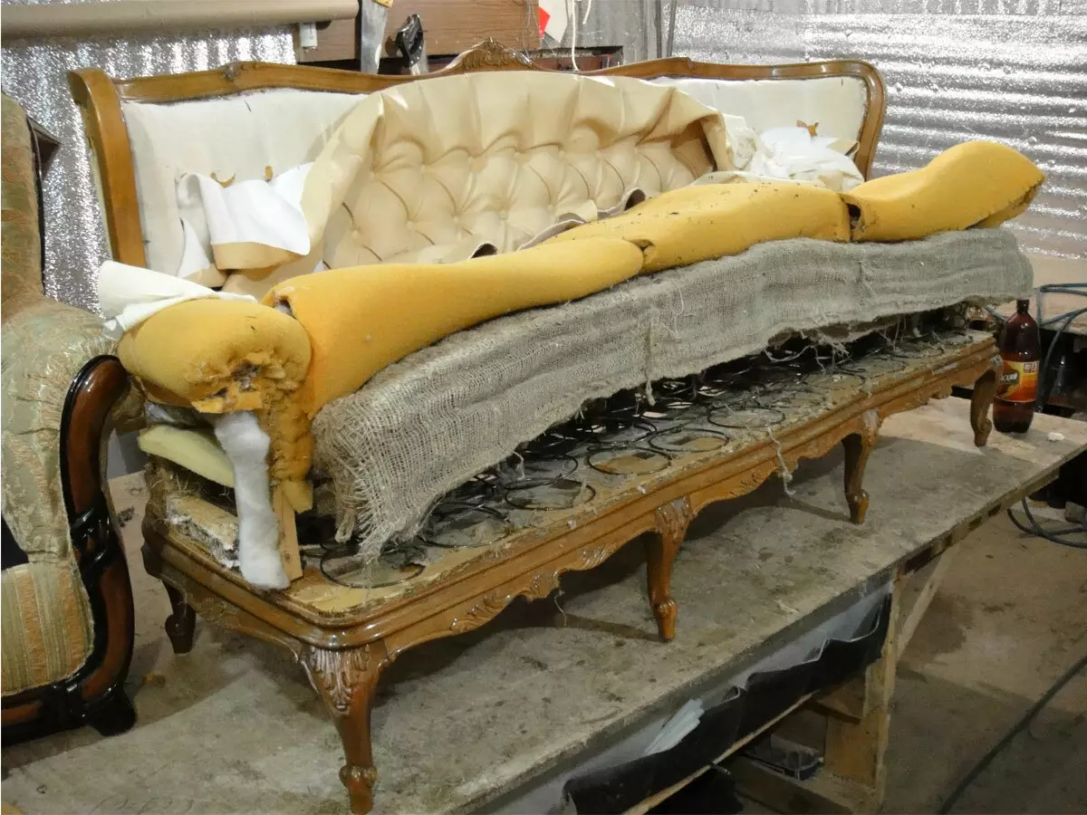Ремонт реставрация мебели. Перетянуть старый диван. Сломанный диван. Обивка старого дивана. Старый сломанный диван.