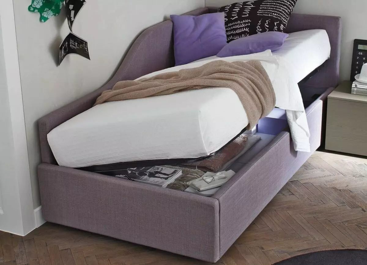 Zložljiva Otomanska (35 fotografij): Izberite drsevno posteljo, transformator, zložljivo, kotno in brez modela roke 8952_15
