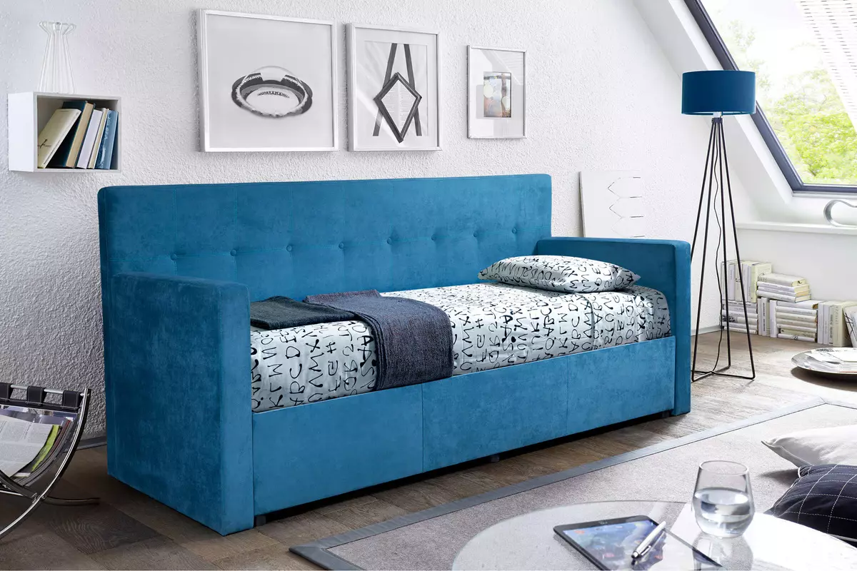 Rozkładana sofa (35 zdjęcia): wybrać przesuwną kanapę długo łóżko, cabrio, składane, róg i model bezręki 8952_2