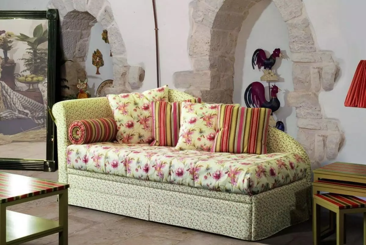 Rozkładana sofa (35 zdjęcia): wybrać przesuwną kanapę długo łóżko, cabrio, składane, róg i model bezręki 8952_6