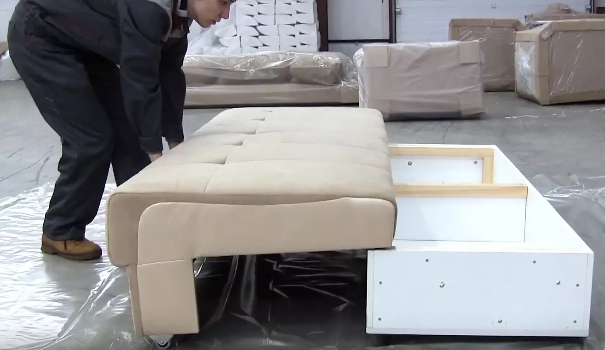 Sådan demonteres en sofa? Vi demonterer modellen med en udrulningsmekanisme, vinkel og lige sofaer. Sådan pakker du og transporterer? 8953_10