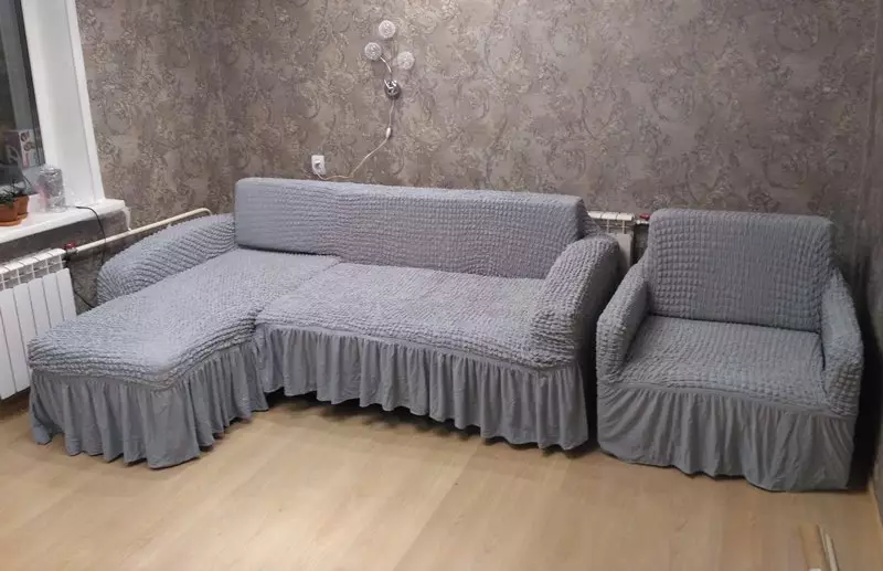 Vỏ bọc trên ghế sofa với Ottoman: Làm thế nào để chọn một trải giường, kẻ sọc và áo choàng trên ghế sofa với một góc bên trái? Làm thế nào để mặc? Tùy chọn cho một chiếc ghế sofa không có tay vịn và với chúng 8955_18