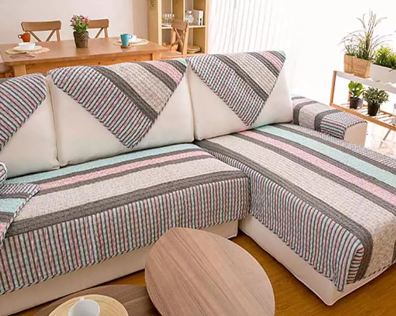 Dækker på en sofa med osmannisk: hvordan man vælger en sengetæppe, plaid og cape på en sofa med et venstre hjørne? Hvordan man bærer? Valgmuligheder for en sofa uden armlæn og med dem 8955_19