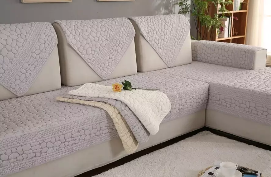 Deksler på en sofa med osmannisk: Hvordan velge en sengeteppe, Plaid og Cape på en sofa med et venstre hjørne? Hvordan bærer du? Alternativer for en sofa uten armlener og med dem 8955_2