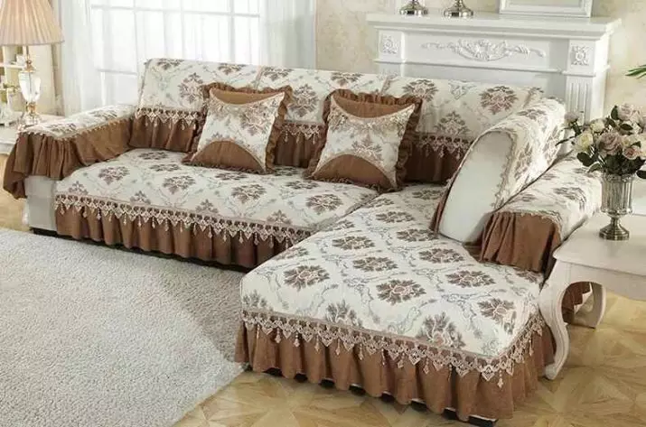 Dækker på en sofa med osmannisk: hvordan man vælger en sengetæppe, plaid og cape på en sofa med et venstre hjørne? Hvordan man bærer? Valgmuligheder for en sofa uden armlæn og med dem 8955_25