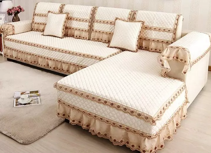 Omfattar på en soffa med ottoman: hur man väljer en sängspärr, plaid och cape på en soffa med ett vänstra hörn? Hur man bär? Alternativ för en soffa utan armstöd och med dem 8955_27
