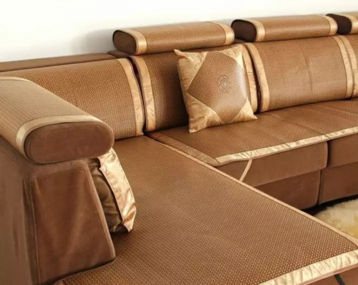 Cubertas sobre un sofá con otomán: como elixir unha colcha, plaid e capa sobre un sofá cunha esquina esquerda? Como vestir? Opcións para un sofá sen brazos e con eles 8955_28