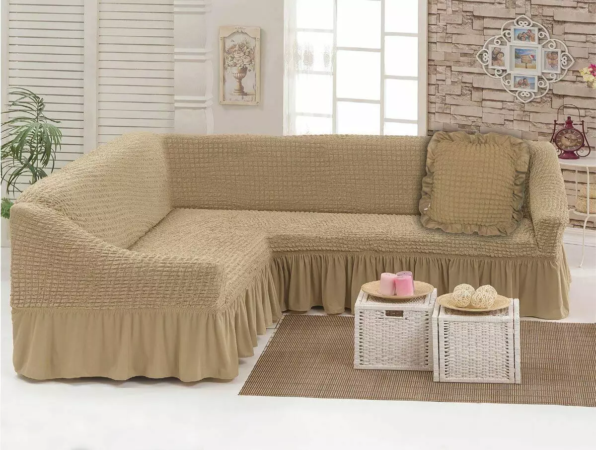Omfattar på en soffa med ottoman: hur man väljer en sängspärr, plaid och cape på en soffa med ett vänstra hörn? Hur man bär? Alternativ för en soffa utan armstöd och med dem 8955_3