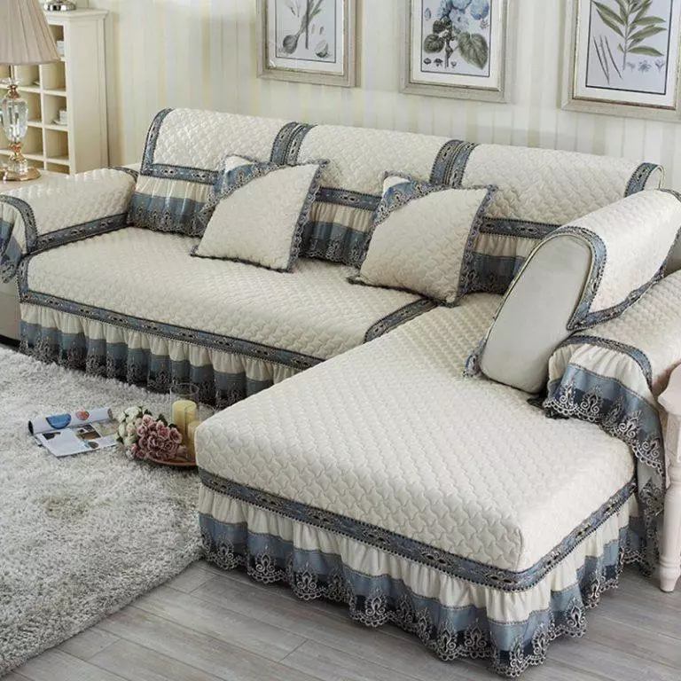Dækker på en sofa med osmannisk: hvordan man vælger en sengetæppe, plaid og cape på en sofa med et venstre hjørne? Hvordan man bærer? Valgmuligheder for en sofa uden armlæn og med dem 8955_7