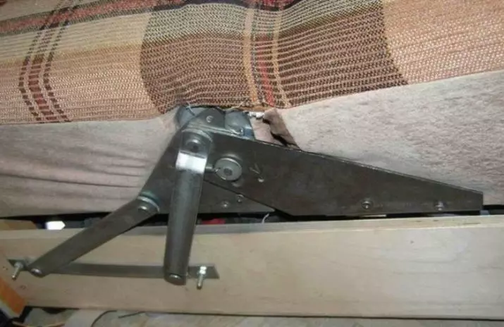 用自己的手修理沙发（34张照片）：如何修理扶手和修理框架？修理角和其他软垫家具。在家里替换泡沫橡胶 8959_13