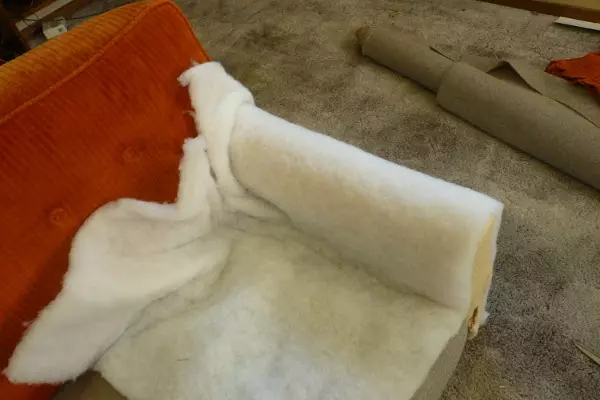 Reparación de sofás coas súas propias mans (34 fotos): Como reparar brazos e reparar o cadro? Reparación de mobles angulares e outros mobles estofados. Substituír a caucho de espuma na casa 8959_23