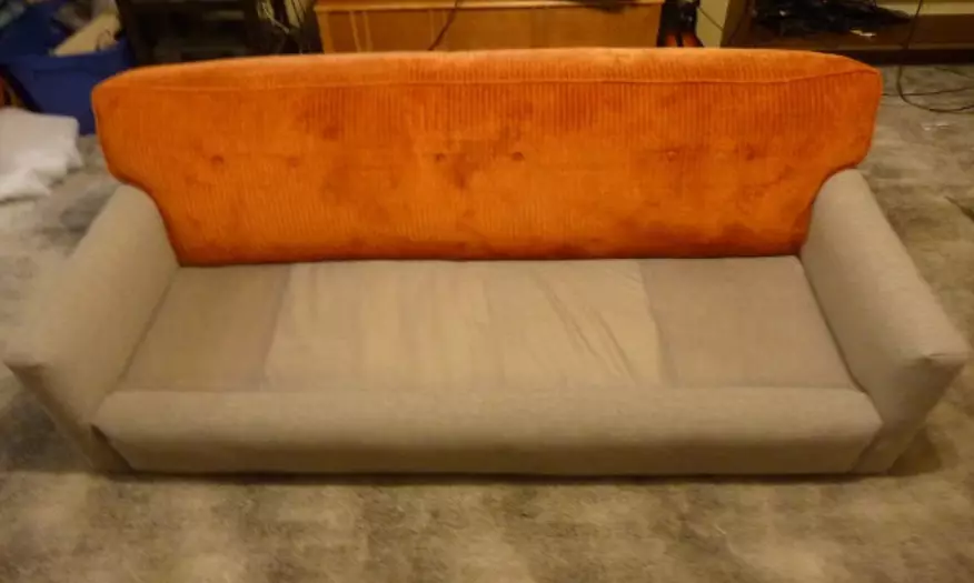 Reparación de sofás coas súas propias mans (34 fotos): Como reparar brazos e reparar o cadro? Reparación de mobles angulares e outros mobles estofados. Substituír a caucho de espuma na casa 8959_27