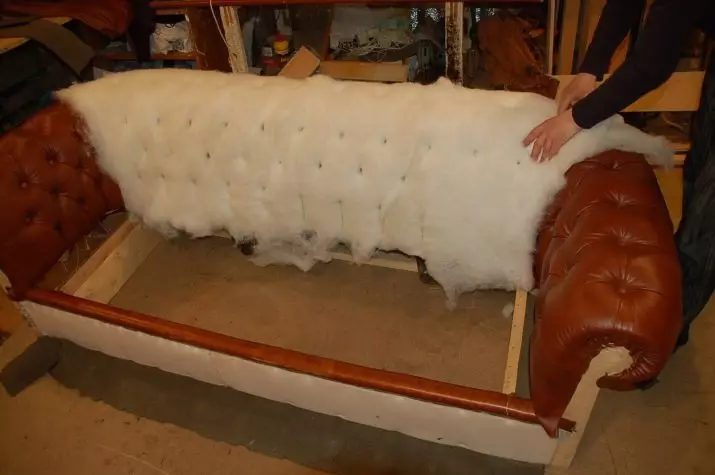 Naprawa sof z własnymi rękami (34 zdjęcia): Jak naprawić podłokietniki i naprawić ramkę? Naprawa kątowych i innych mebli tapicerowanych. Wymiana gumy piankowej w domu 8959_28