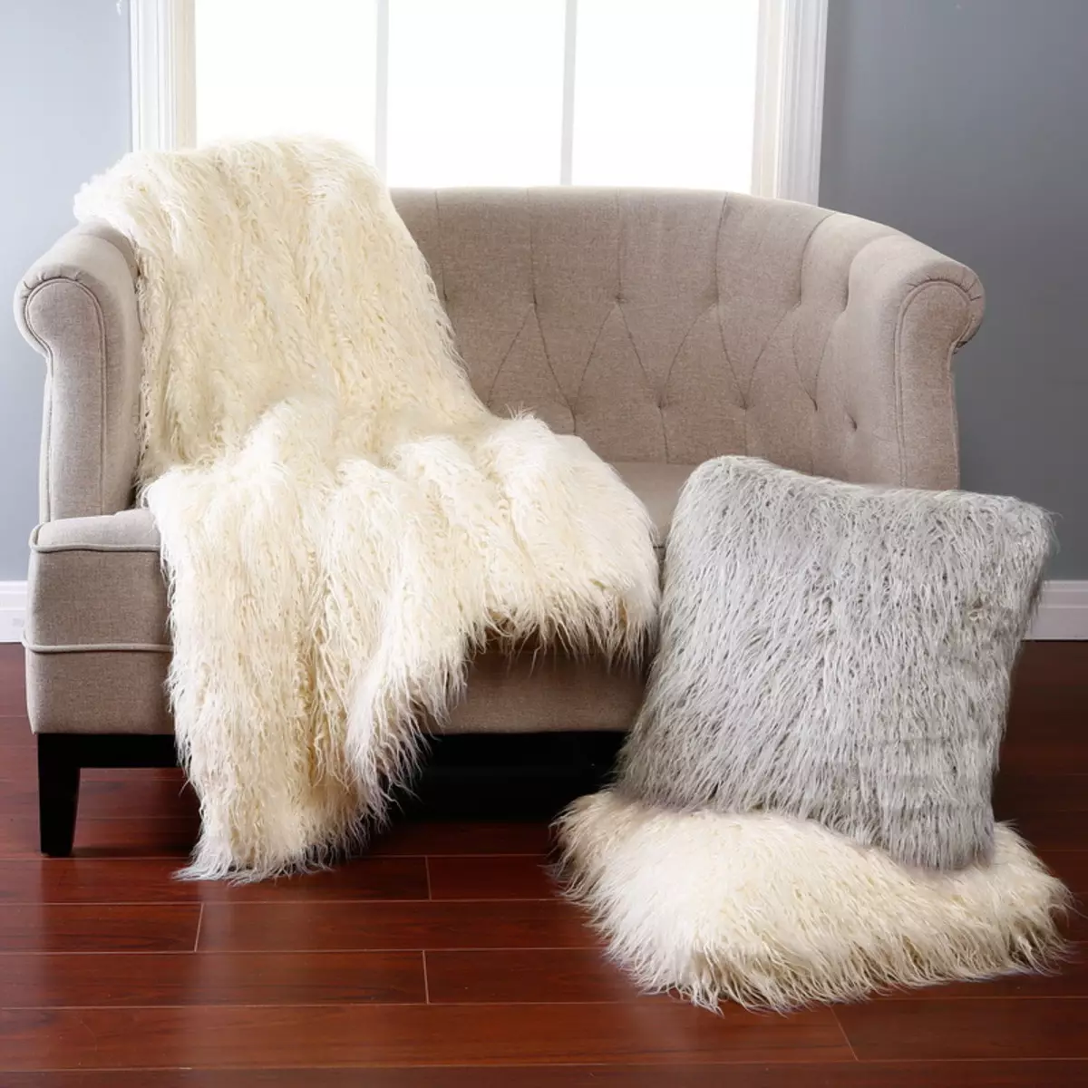 صوفی IKEA پر کیس: armrests کے بغیر کونے سوفی کے لئے Bedspreads کا انتخاب، یونیورسل کور اور دیگر اختیارات 8963_12