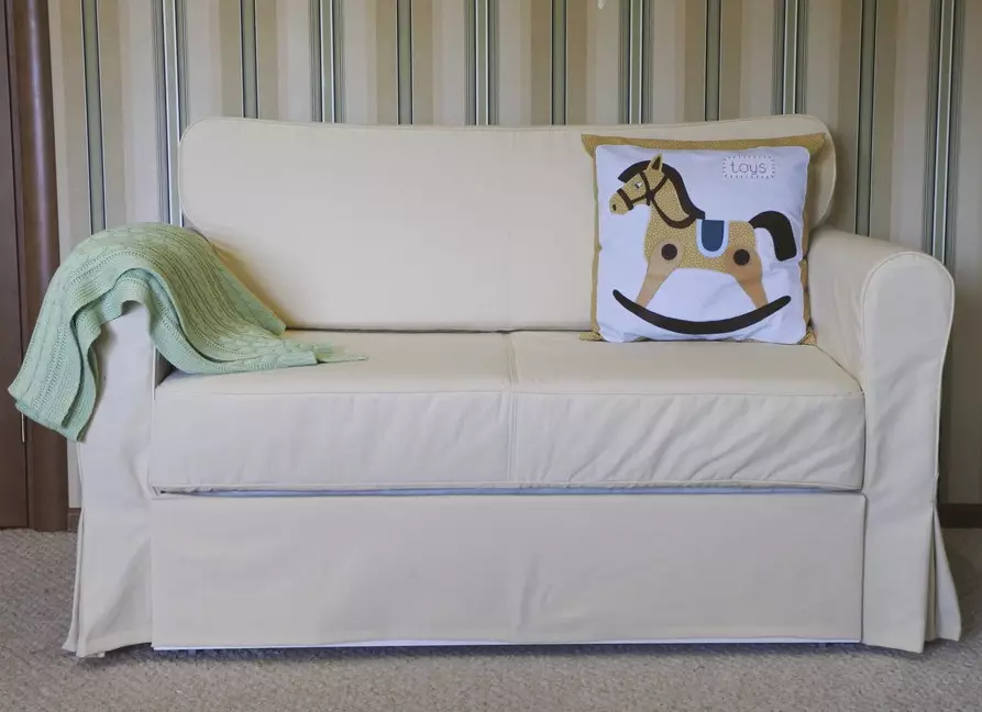 Slučaj na kauču IKEA: odabir prekrivača za kutne sofe bez naslona za ruke, univerzalni poklopci i druge opcije 8963_25